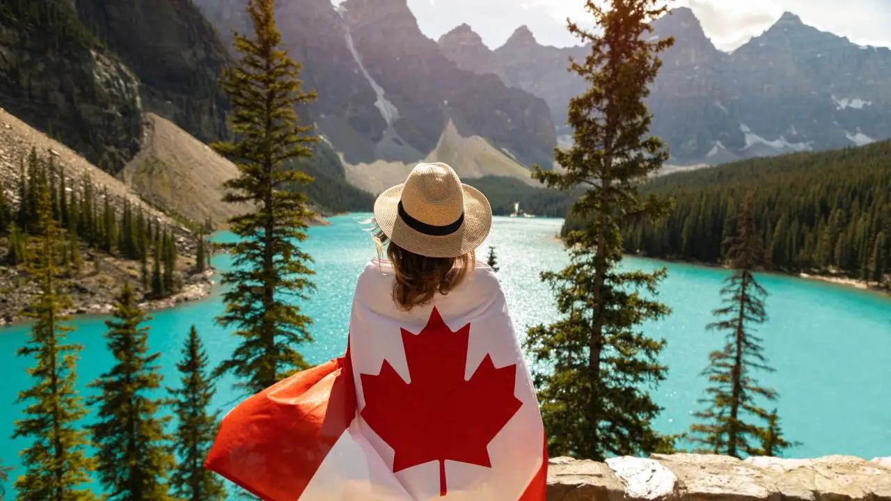 Canadá ofrece oportunidades laborales con salarios de hasta USD 6000 y agiliza trámites de visa para argentinos