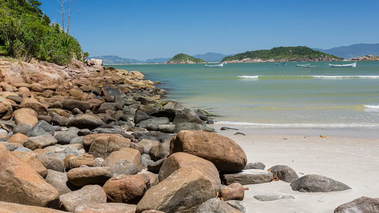 Escapada Cercana: La Playa Secreta a Solo 60 Minutos de Florianópolis que Promete Tranquilidad en Verano 2024