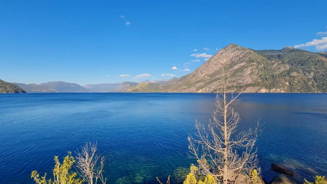 El Caribe Patagónico Revelado: Descubre la Playa de Lago con las Aguas Más Cristalinas del Sur Argentino