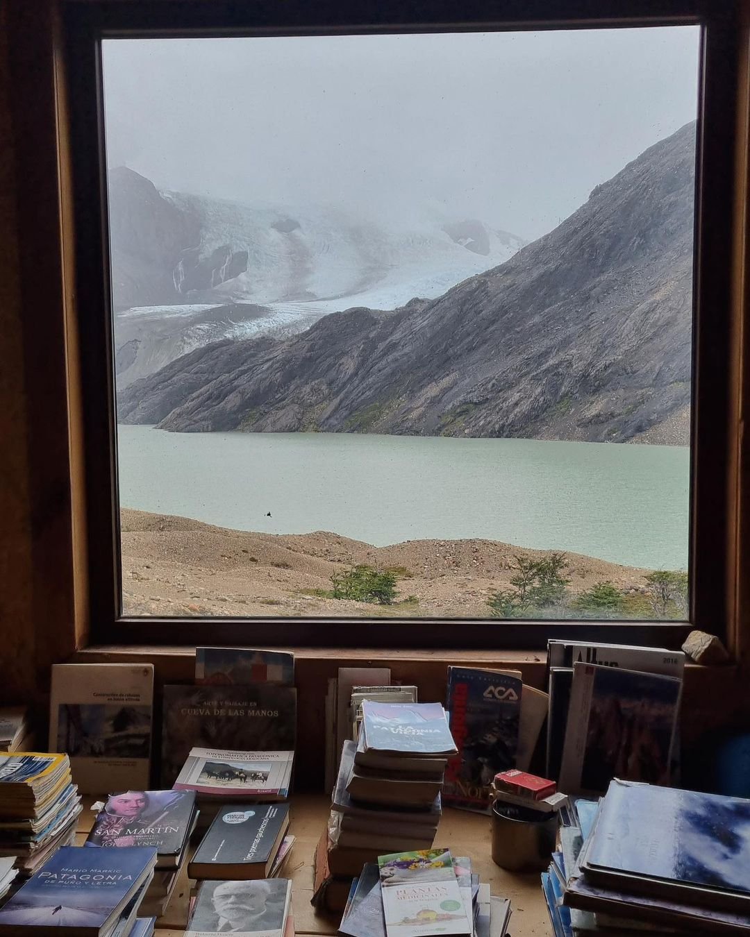 vista a la laguna del diablo en la patagonia