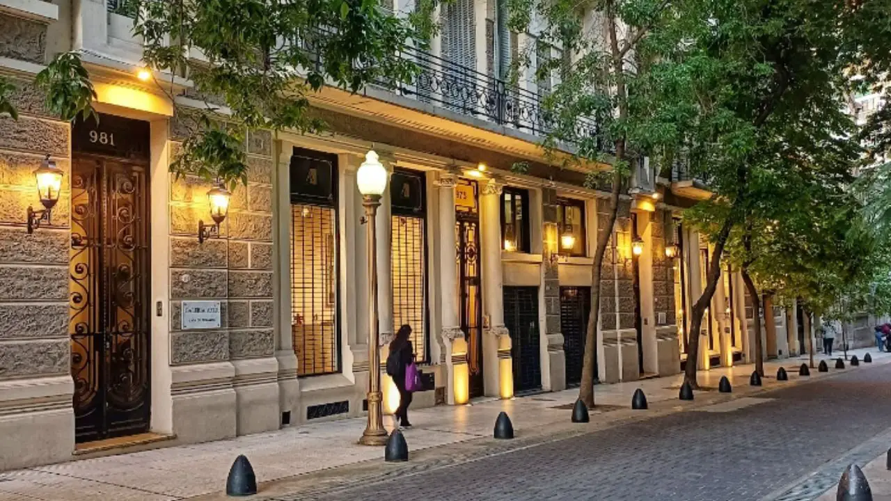La Esquina de Buenos Aires que Te Transporta a París: Descubrí sus Cafés y Galerías de Arte Emblemáticas
