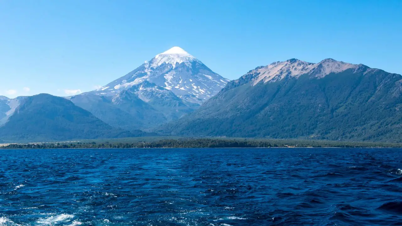 Lago Huechulafquen en la patagonia