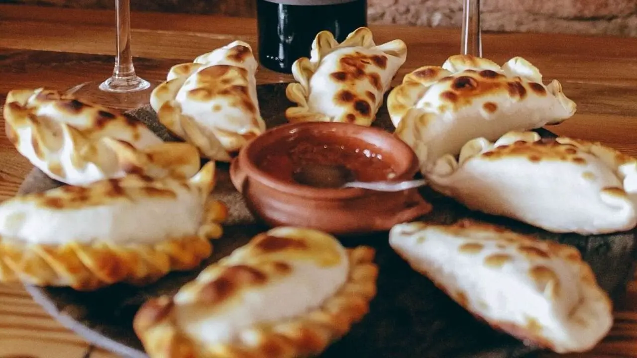 Las empanadas más sabrosas de Buenos Aires: Disfruta de música en vivo cada noche en esta peña folclórica emblemática