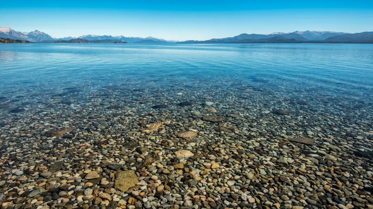 transparencia de las playas en nahuel huapi en bariloche argentina