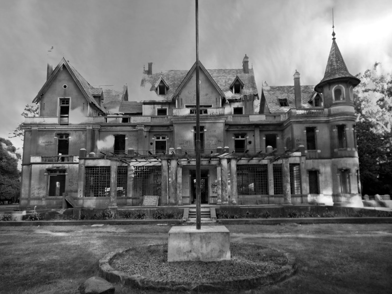 castillo abandonado en egaña buenos aires