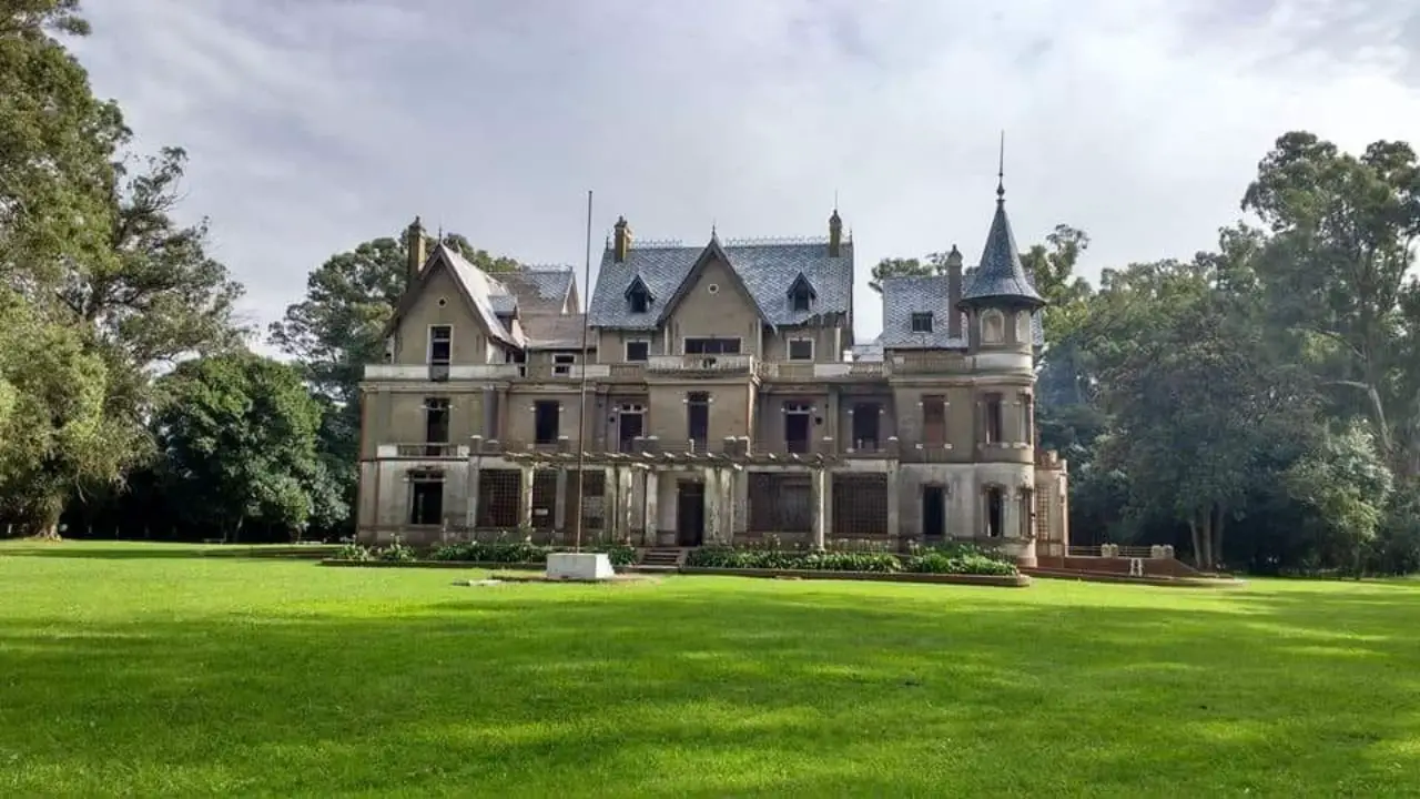Viaje al pasado: El castillo abandonado a 4 horas de Buenos Aires y su oscuro legado histórico