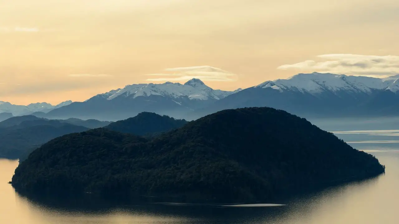 Isla Victoria, Lago Nahuel Huapi y la Cordillera de los Andes