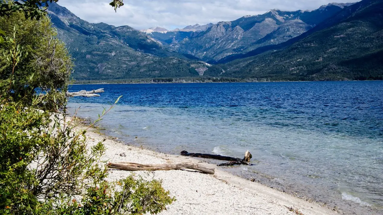 Lago Epuyén: El Espejo Natural de la Patagonia con Aguas de Pureza Inigualable en Argentina