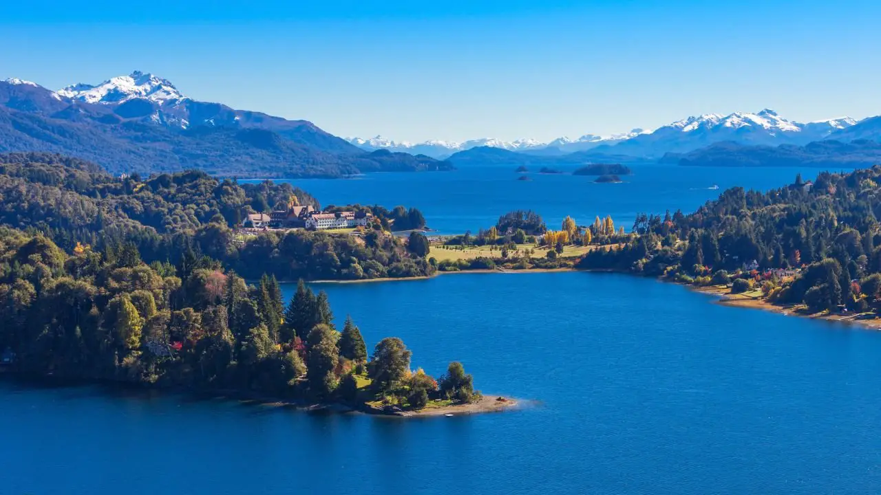 Lago en Nahuel Huapi, cerca de la ciudad de Bariloche, región de la patagonia argentina