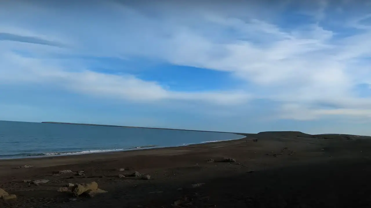 Desafío Patagónico: La Playa más Austral de Argentina Atrae a Aventureros que Osa Desafiar sus Gélidas Aguas