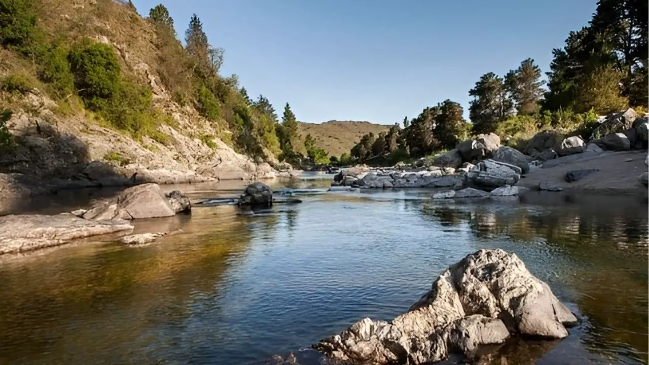 La laguna en las Sierras de Córdoba que destaca por sus aguas cristalinas: Destino de relajación