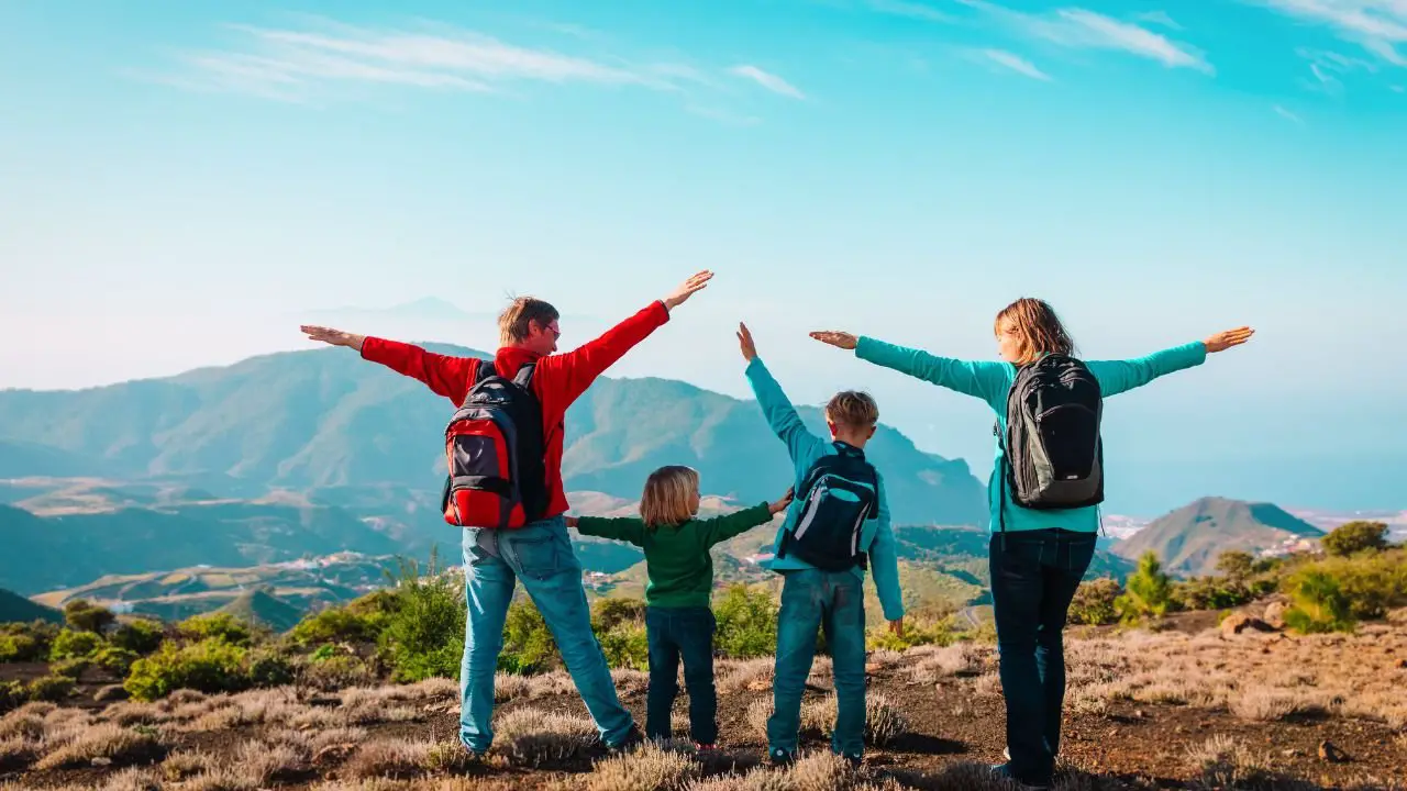 Mejores destinos para viajar en familia con niños durante Semana Santa: Ranking completo