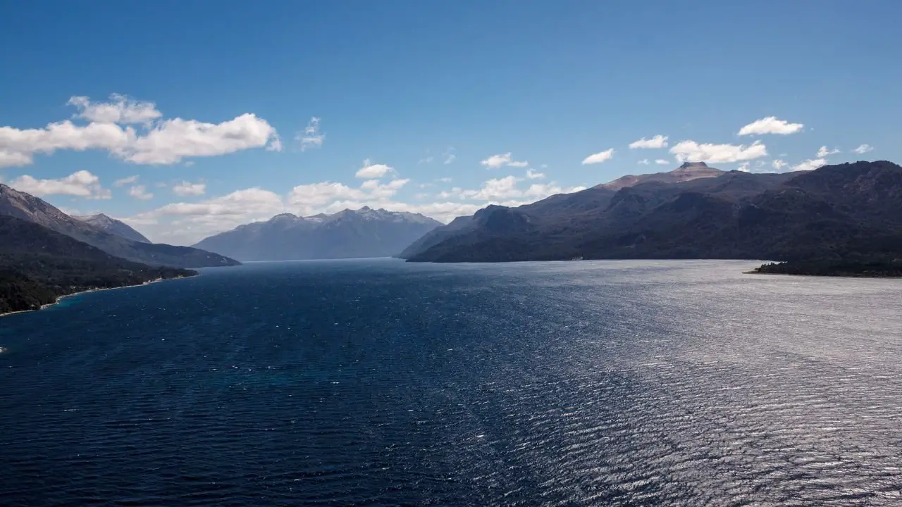 vista de lago traful en la patagonia argentina