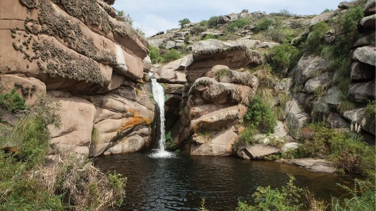 as preciosas cascadas ocultas en un encantador pueblo de las Sierras de Córdoba