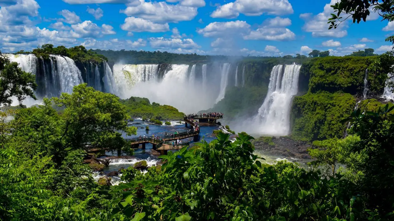 Comparación entre el lado argentino y brasileño de las Cataratas del Iguazú