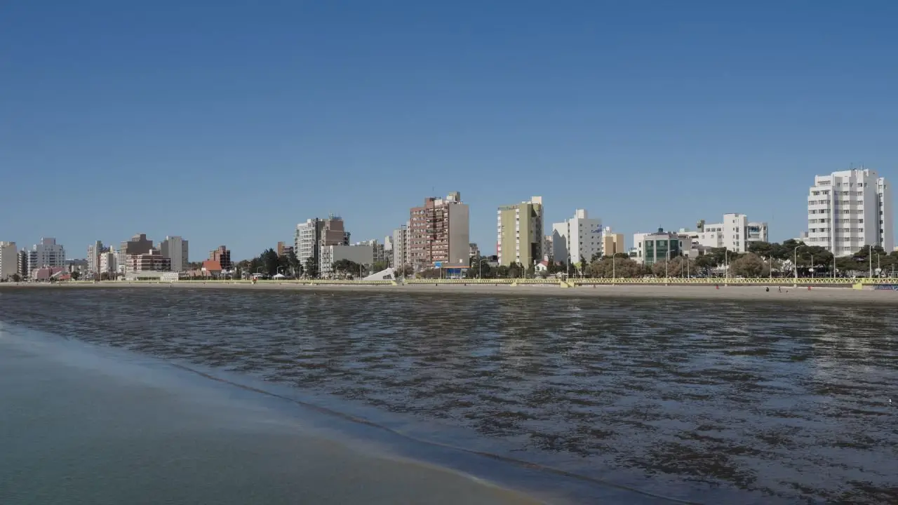 Influencer viajero revela las 5 mejores playas para una escapada de verano 2024 en Argentina