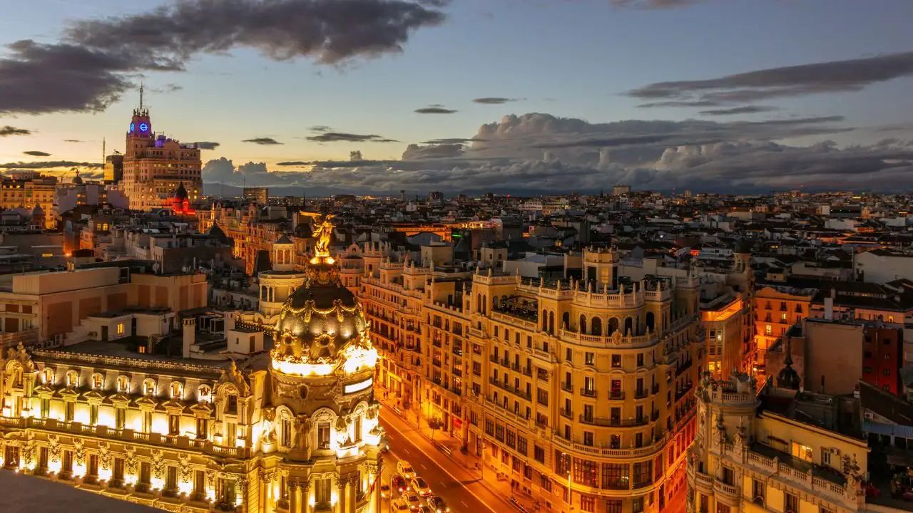Cómo emigrar a España y obtener empleo: requisitos y cómo trabajar en el extranjero