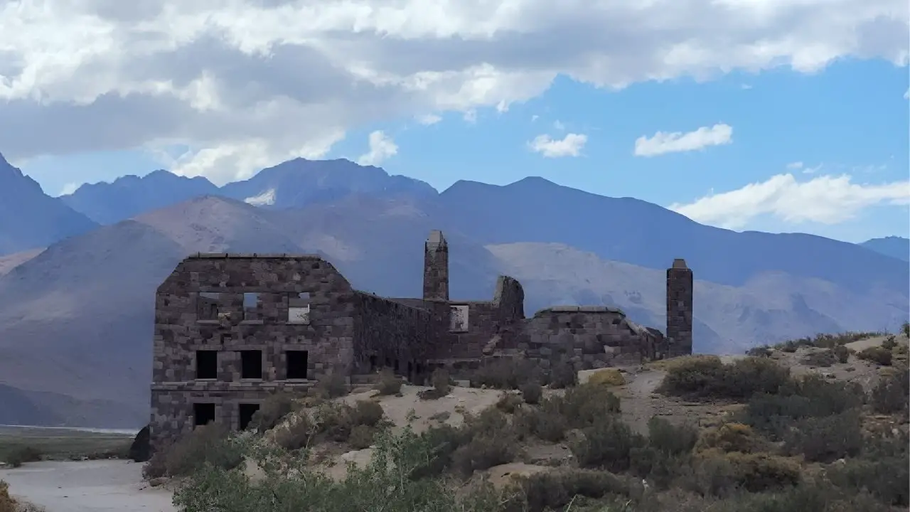 misterioso hotel abandonado con piscinas termales en mendoza argentina