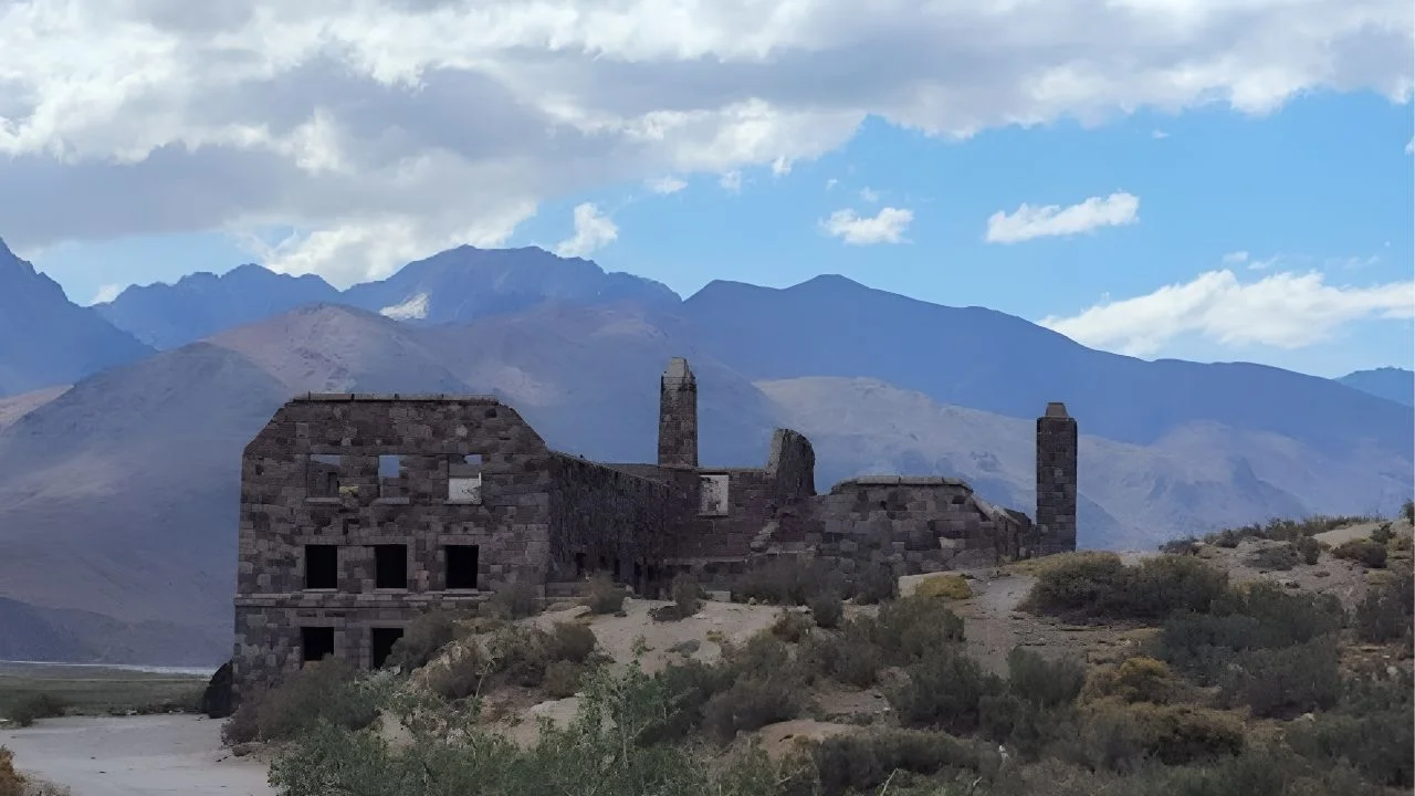 Turismo en Mendoza: descubre un misterioso hotel abandonado con piscinas termales