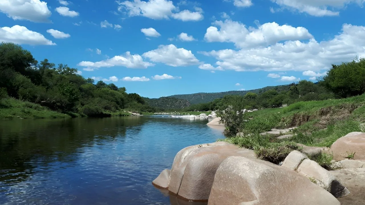 Disfrutá del verano en uno de los ríos más emblemáticos de Córdoba con aguas cristalinas