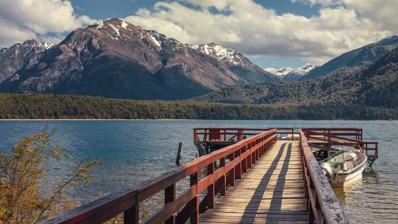 El maravilloso lago de la Patagonia rodeado de montañas al que solo se accede caminando