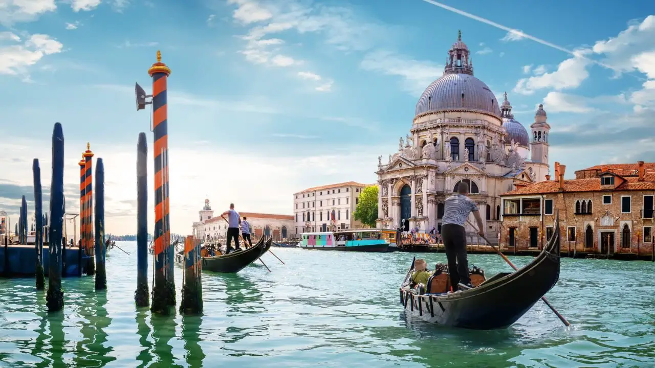 por que venecia instaura una tarifa a visitantes