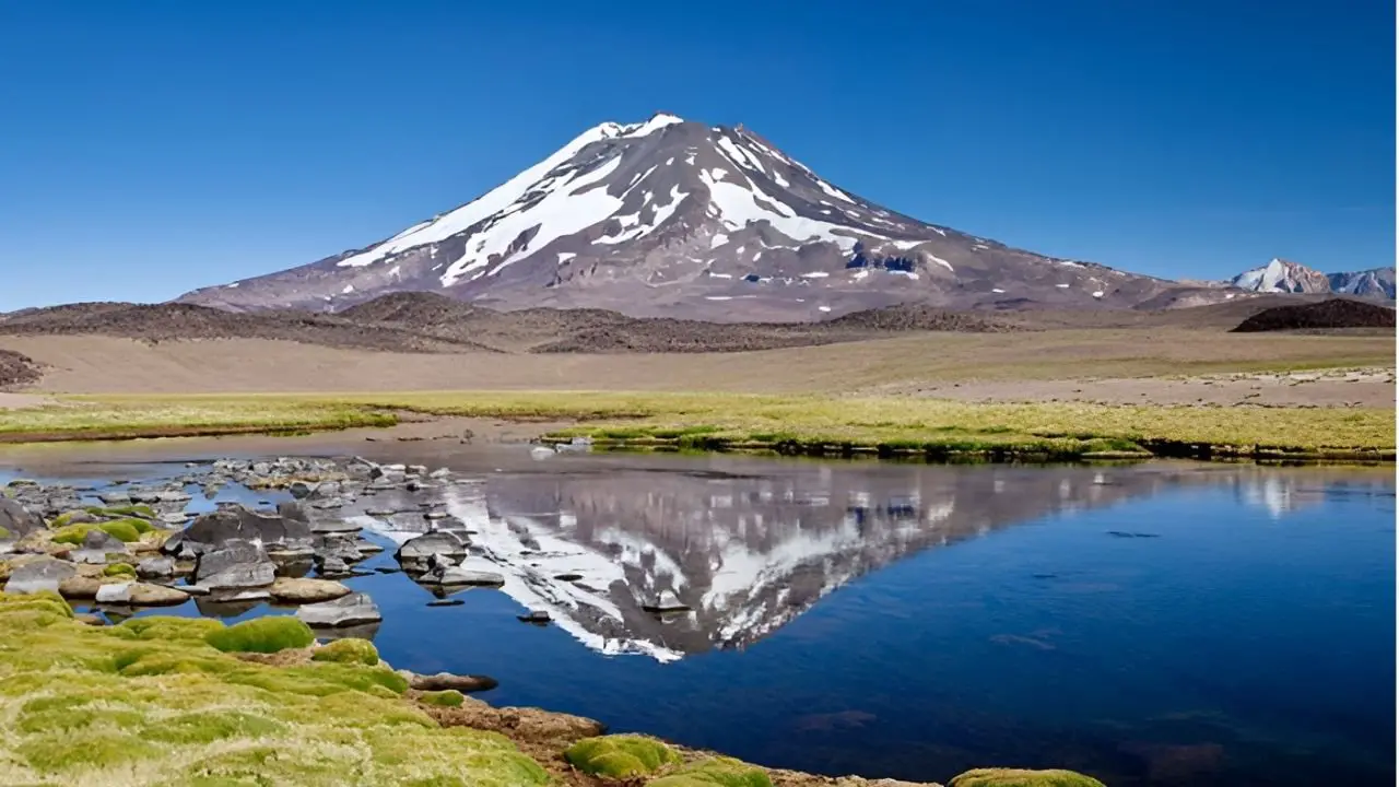 Explorá paisajes únicos en Argentina: un paraíso de imponentes volcanes y lagunas preciosas