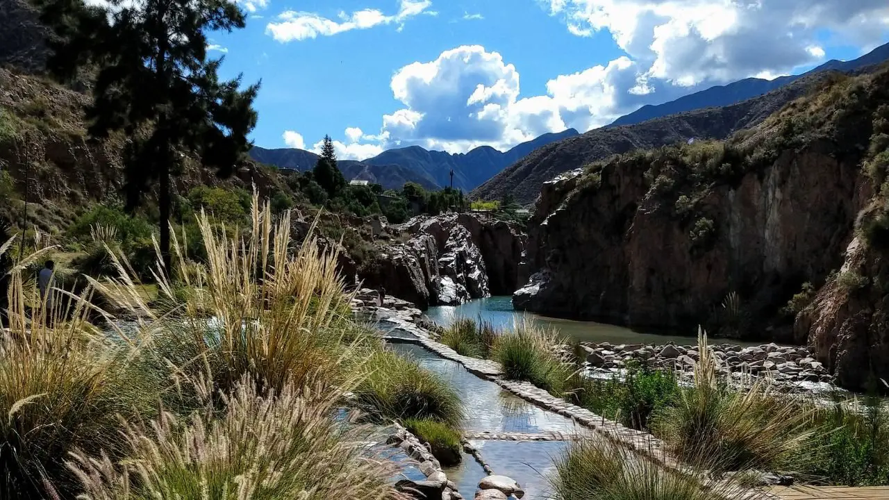 Escapada cercana: El paraíso escondido de aguas termales turquesas a solo 40 km de Mendoza
