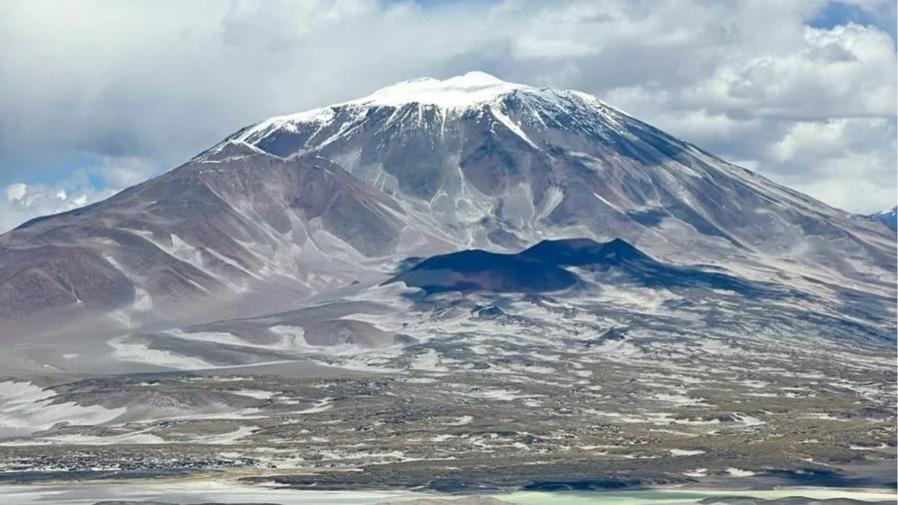 Descubrí el volcán más grande del mundo: Se encuentra en Argentina y está rodeado de hermosos paisajes