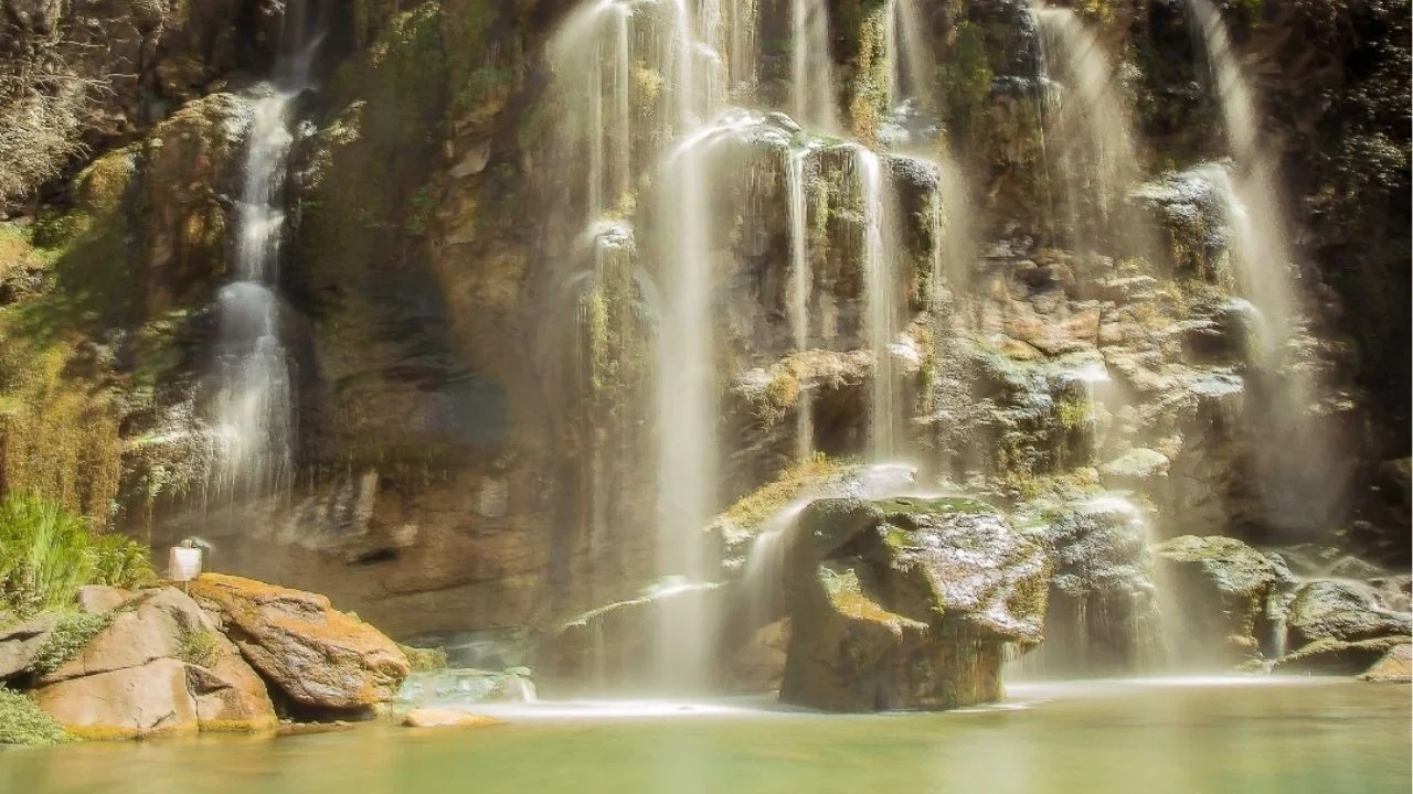 Descubrí el paraíso serrano poco conocido de 7 cascadas naturales en Córdoba