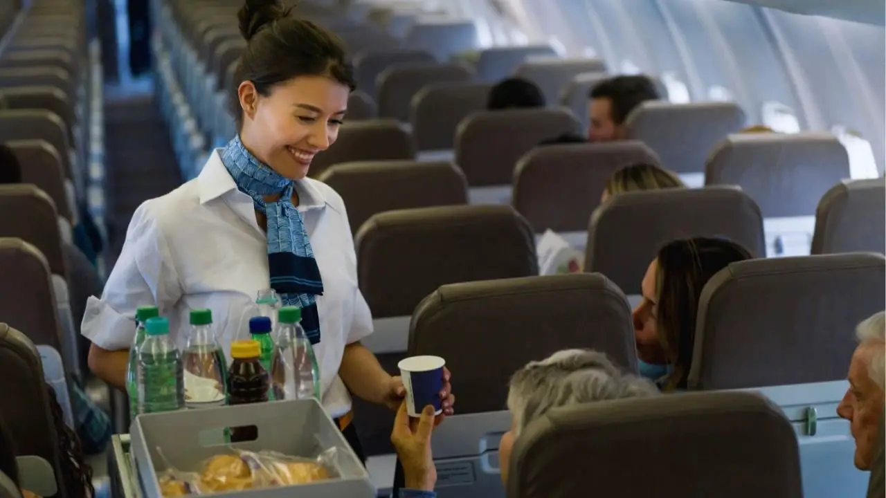 ¿Qué ofrece Aerolíneas Argentinas como servicio a bordo en vuelos nacionales?