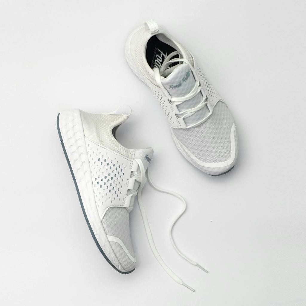 Zapatillas grises con superficie densa de textura para un uso diario cómodo